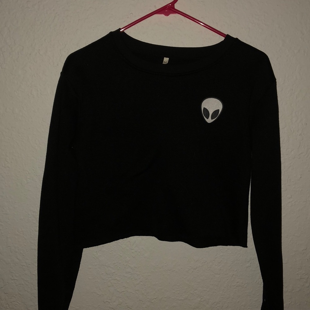 black alien head long sleeve crop top